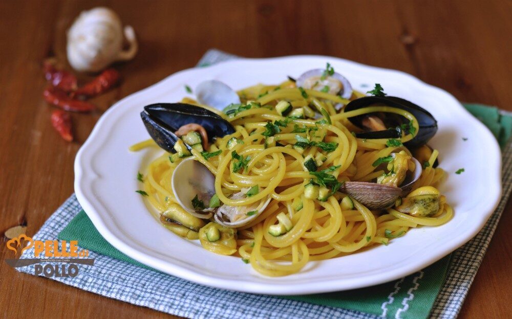 Spaghetti cozze e vongole con curcuma e zucchine