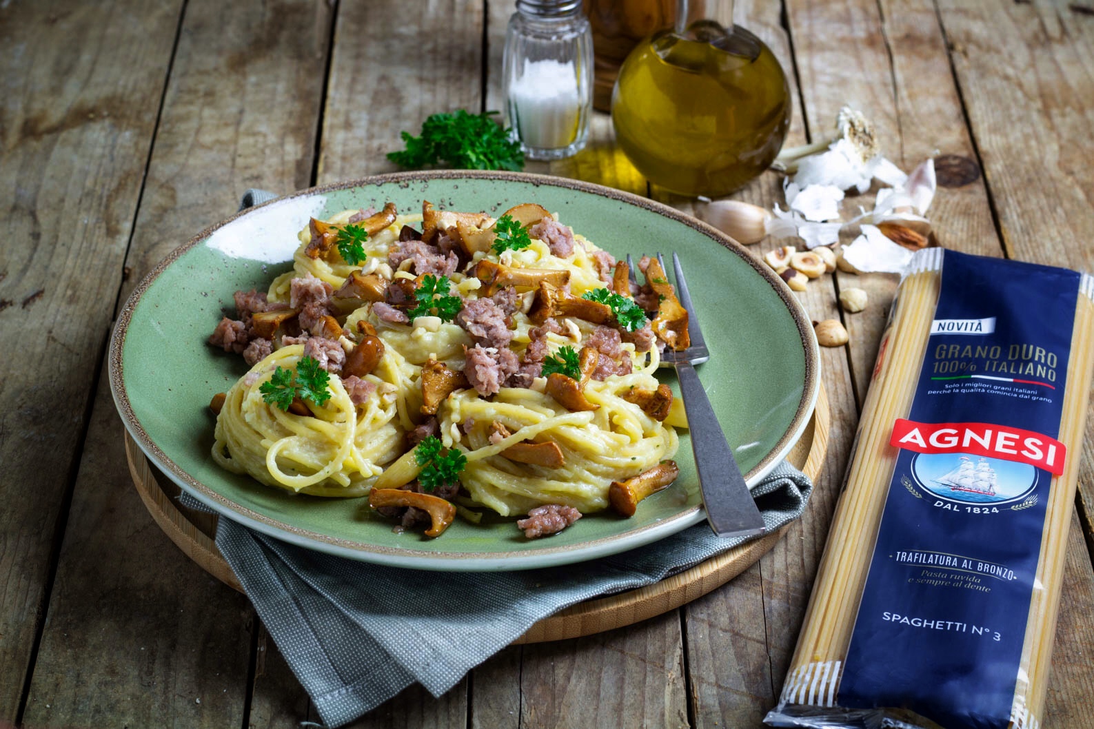 Spaghetti crema di verza, salsiccia e finferli