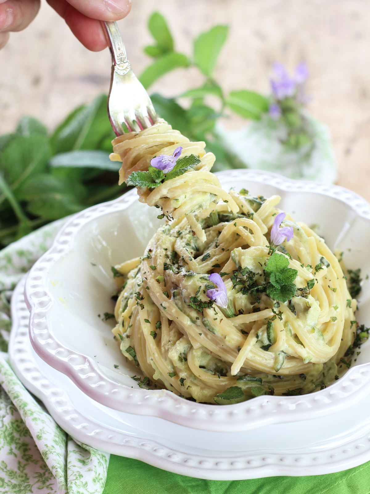 Spaghetti cremosi alle zucchine e menta