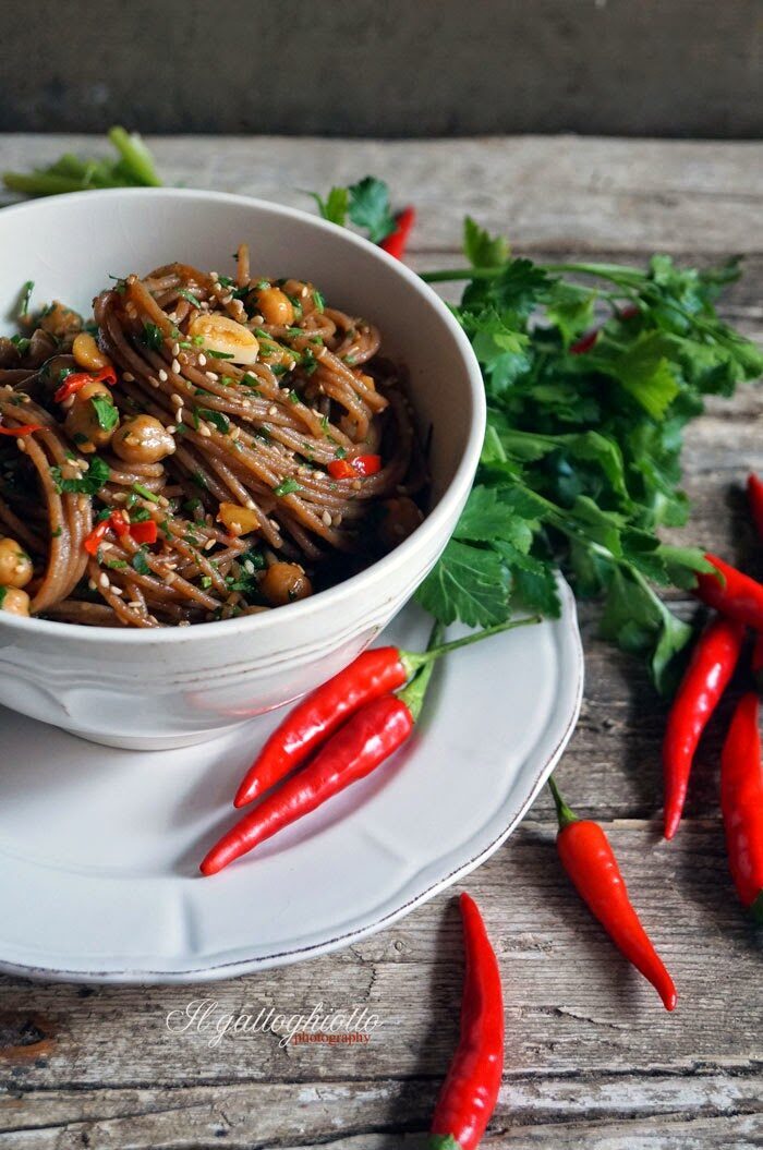 Spaghetti di farro vegani con ceci e spezie