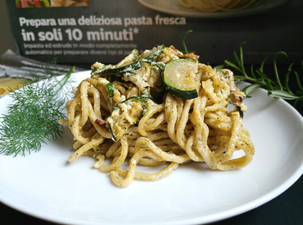 Spaghetti di kamut alle erbe con zucchine e mascarpone