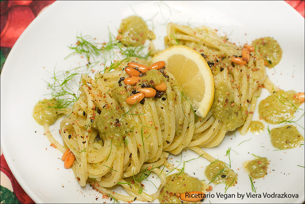 Spaghetti di recupero e scarti di finocchio