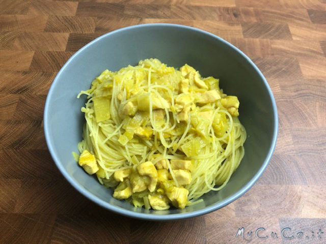 Spaghetti di riso al curry con pollo, cotti nel companion moulinex