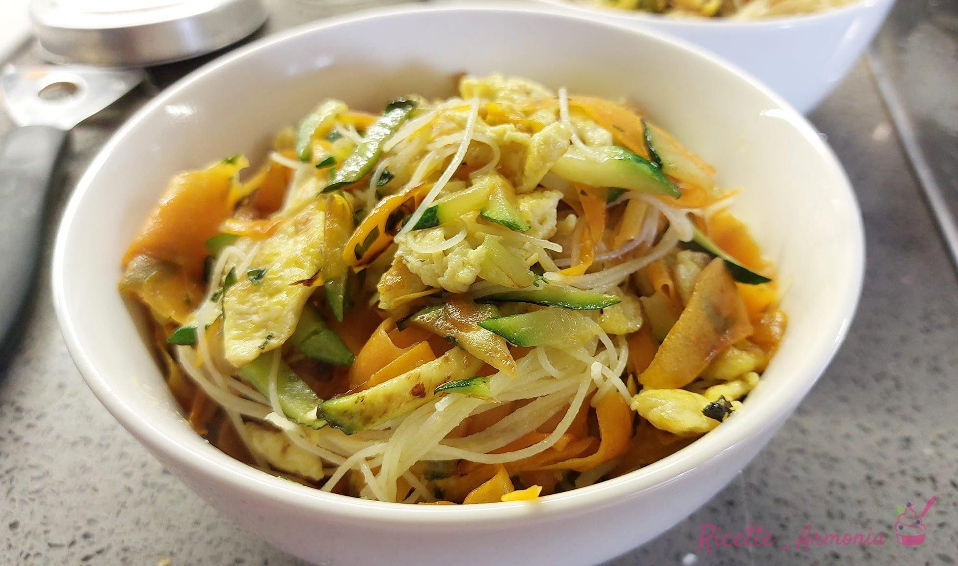 Spaghetti di riso cinesi con verdure
