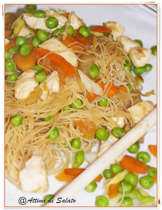 Spaghetti di riso con pollo e verdure