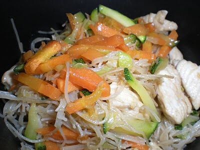 Spaghetti di riso con pollo