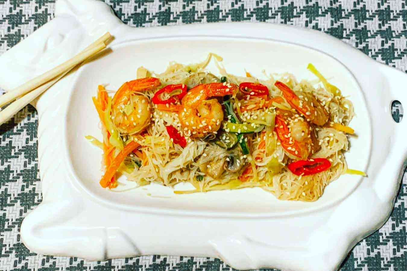 Spaghetti di riso con verdure e gamberi