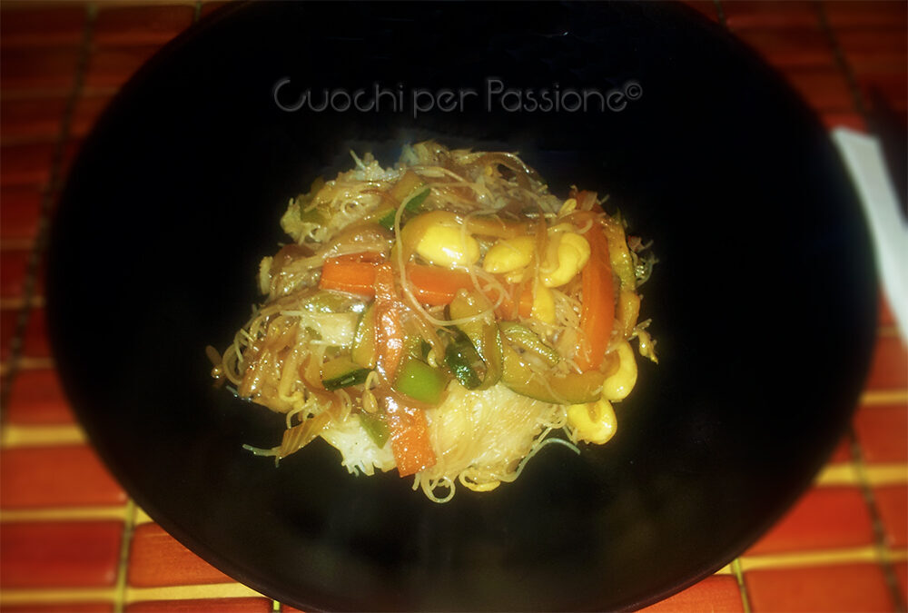 Spaghetti di riso con verdure e mandorle