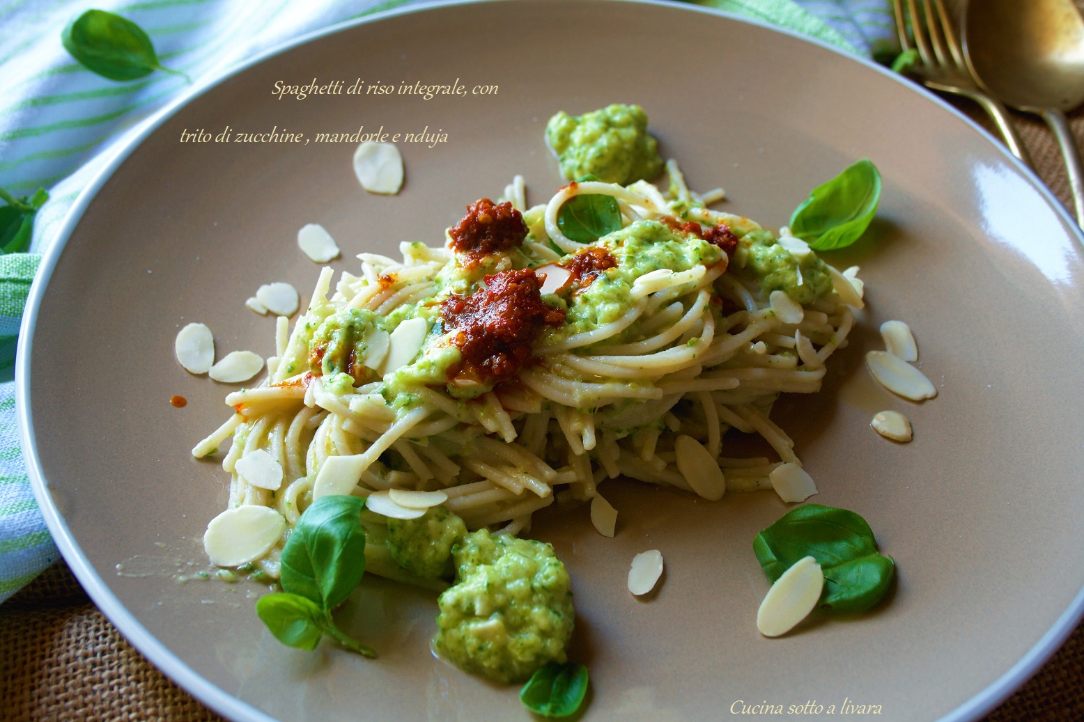 Spaghetti di riso integrale con trito di zucchine , mandorle e nduja