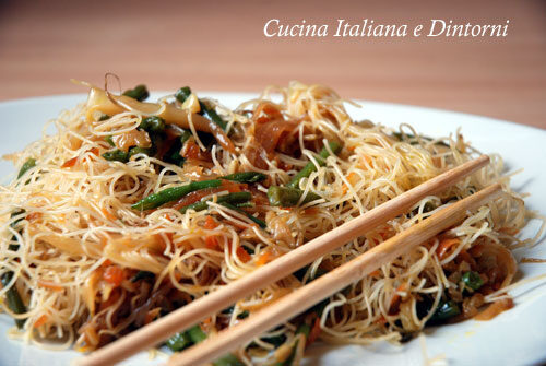 Spaghetti di riso (noodles) con verdure