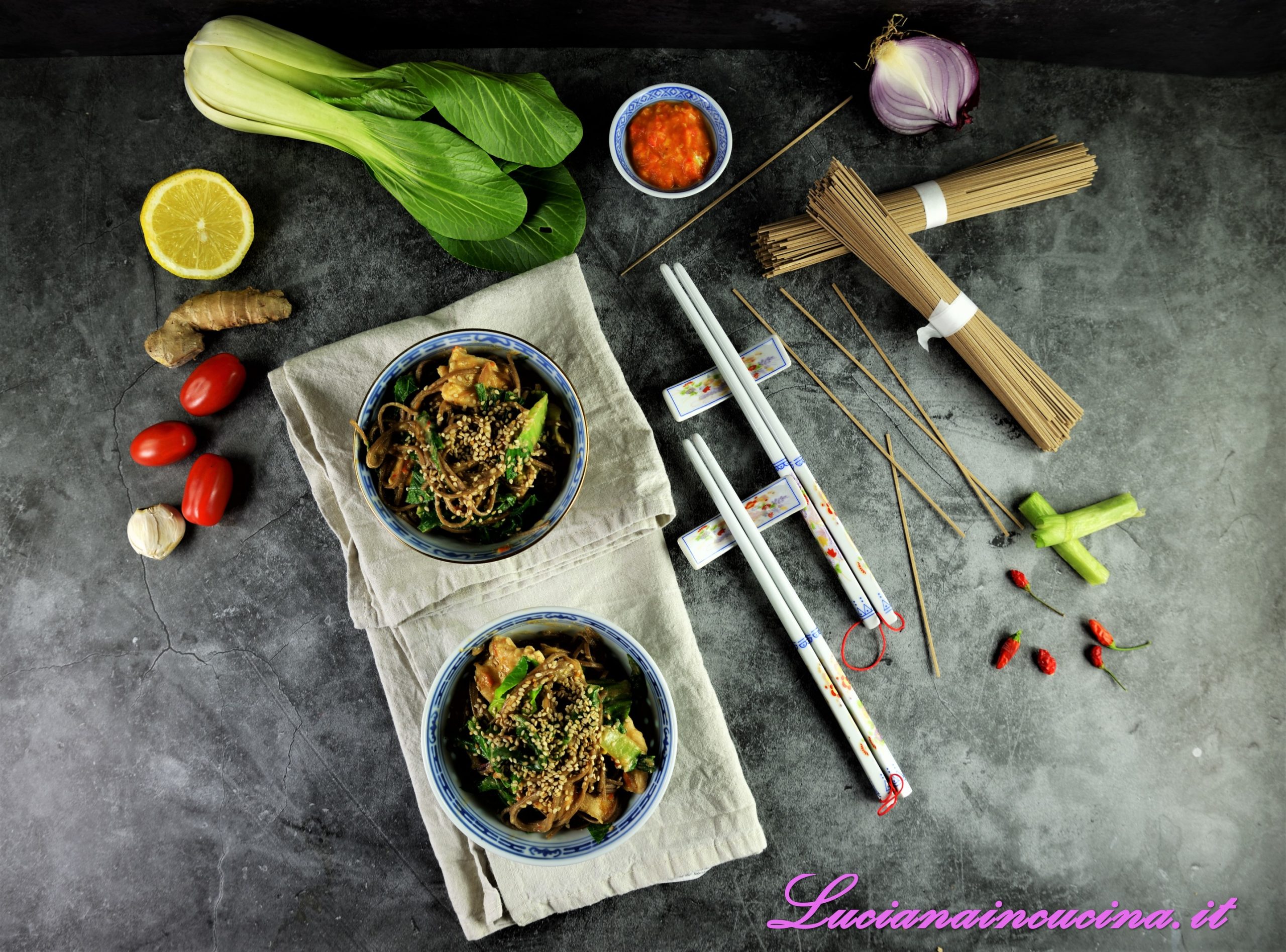 Spaghetti di soba con pollo e verdure