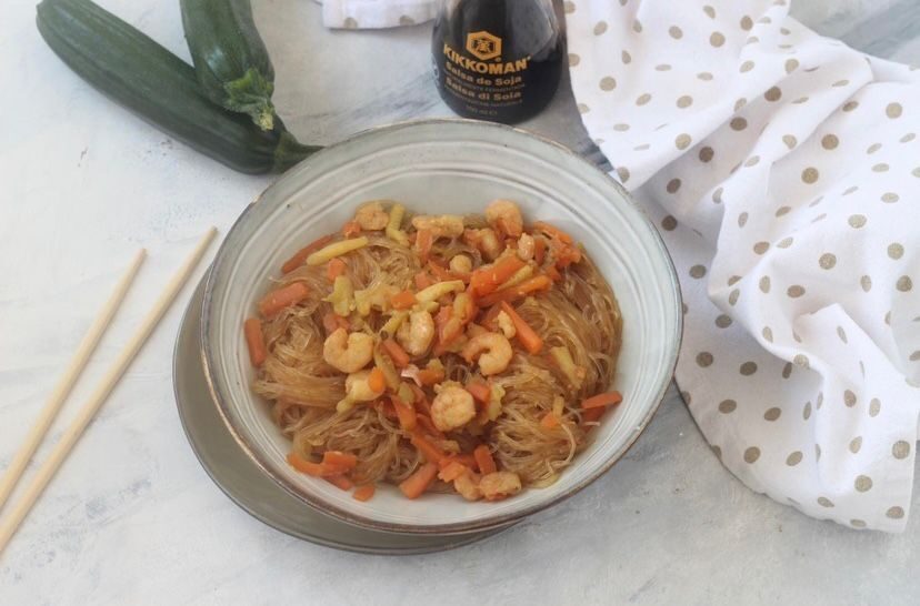 Spaghetti di soia alle verdure e gamberetti