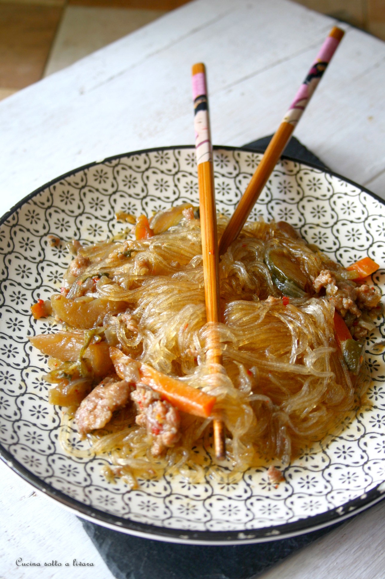 Spaghetti di soia con ragu di verdure e carne piccanti