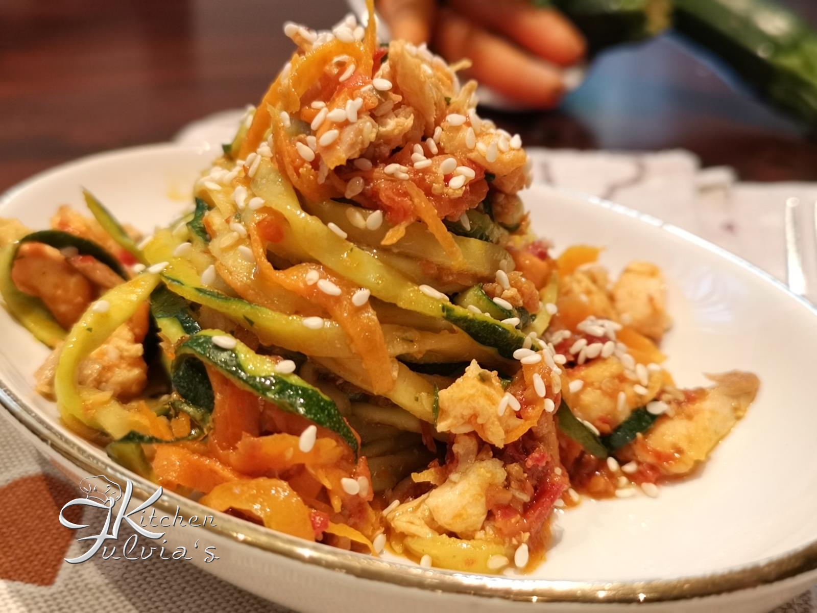 Spaghetti di verdure con salmone saltato al pesto di pomodori