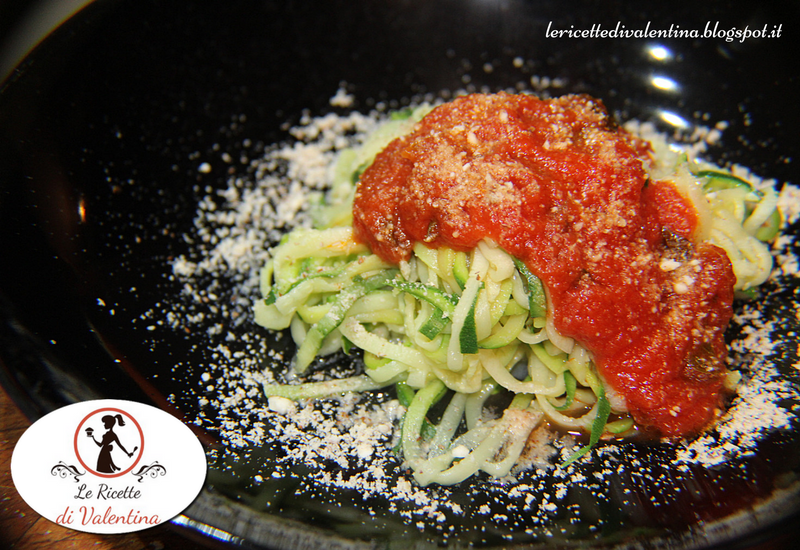 Spaghetti di zucchine al pomodoro e basilico con parmigiano di nocciole e mandorle