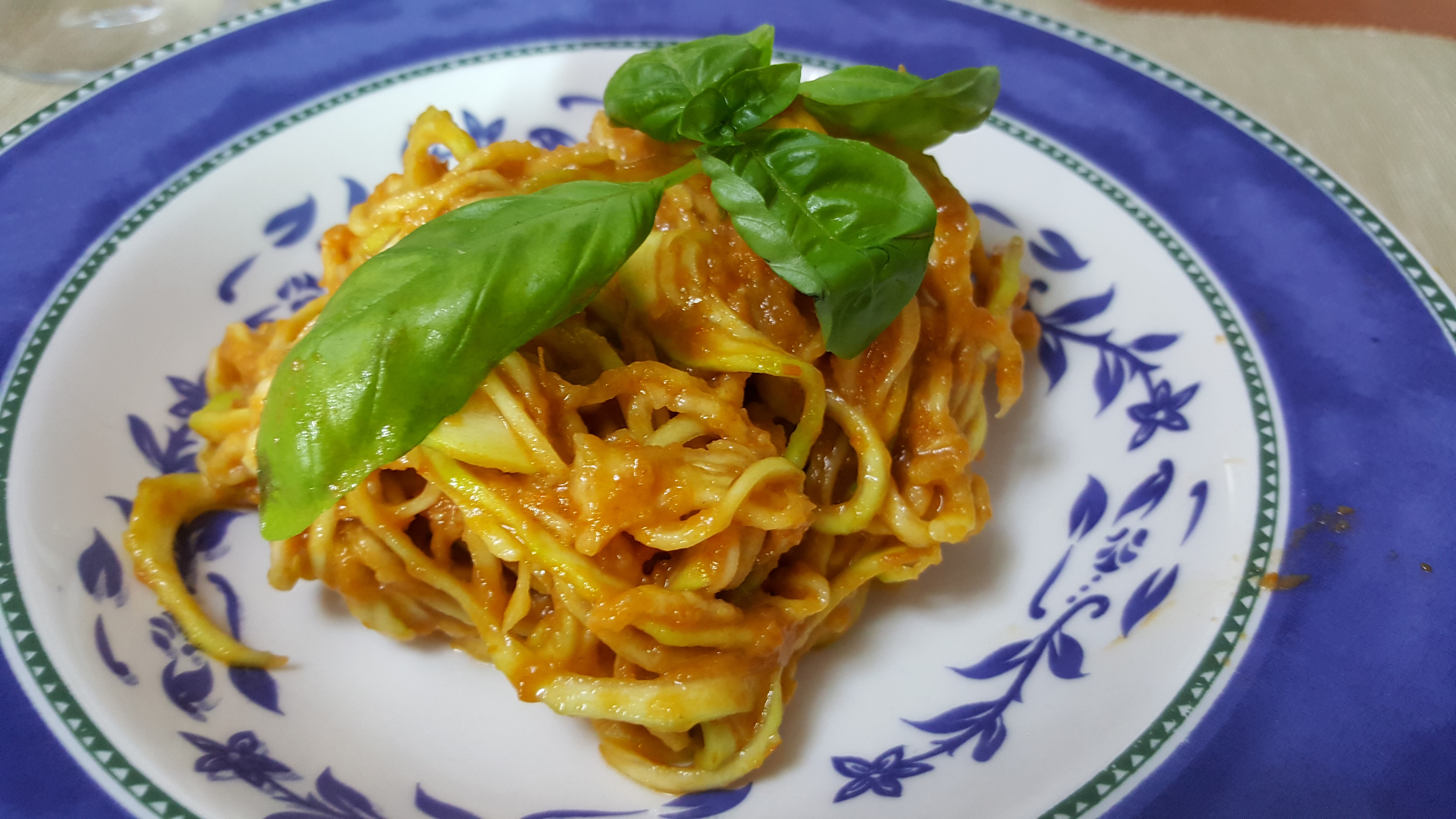 Spaghetti di zucchine al sugo di pomodoro a freddo