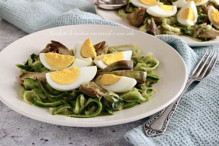 Spaghetti di zucchine con carciofi e uova sode