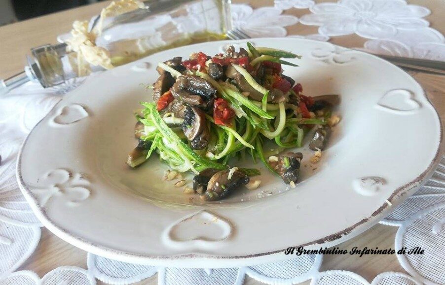Spaghetti di zucchine con funghi e nocciole