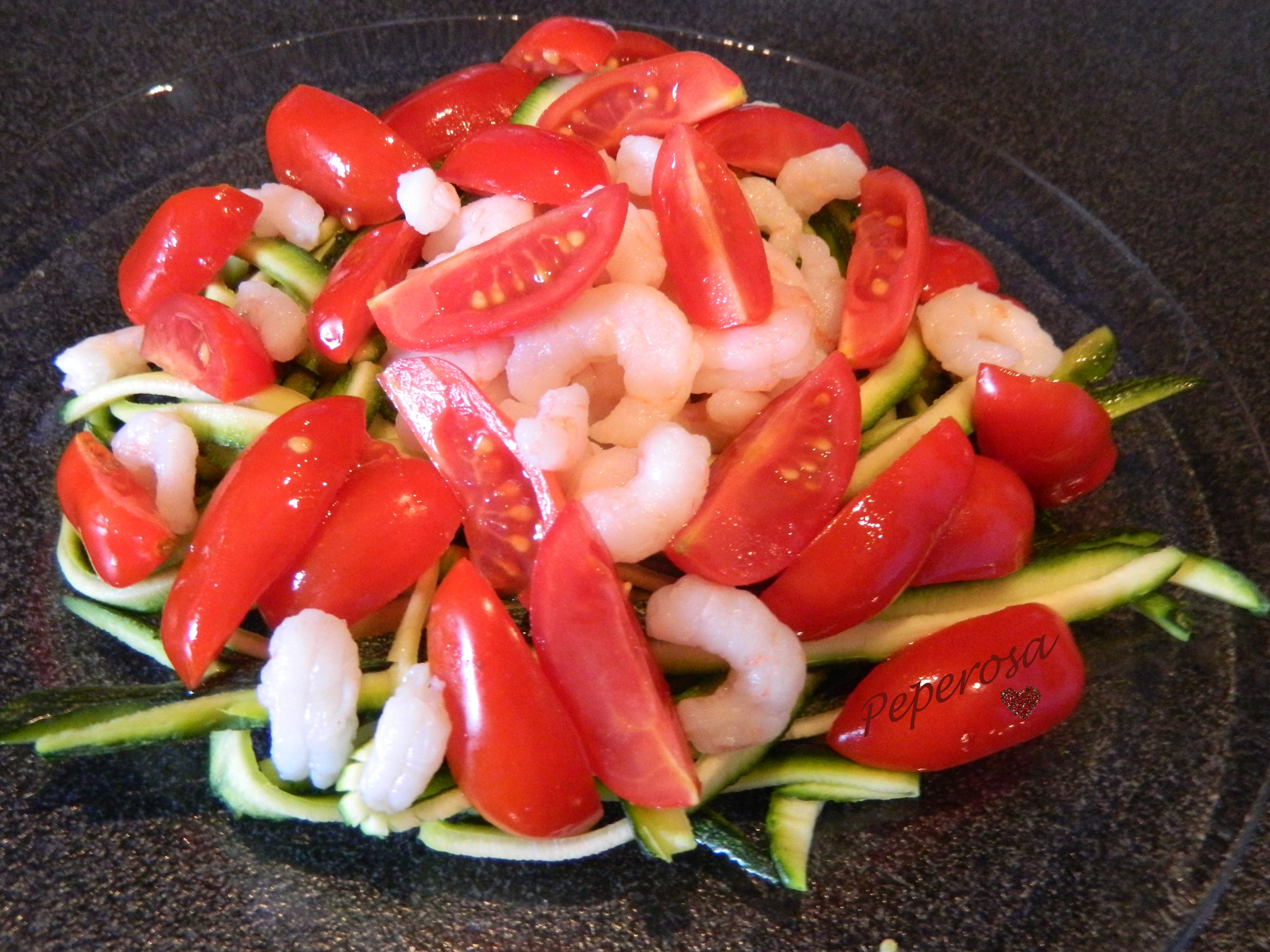 Spaghetti di zucchine con gamberetti e pomodorini