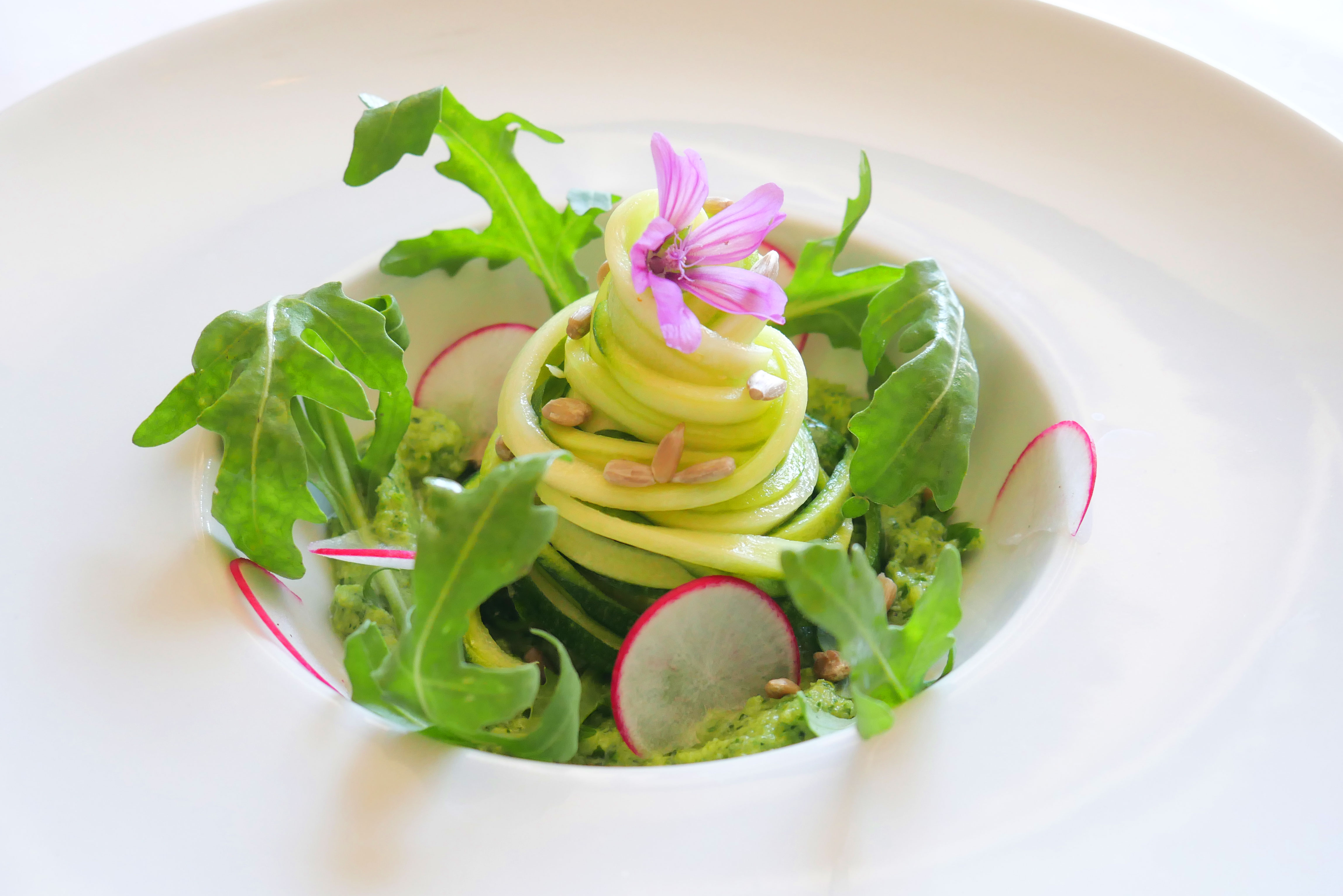 “spaghetti” di zucchine con pesto di rucola e foglie di sedano