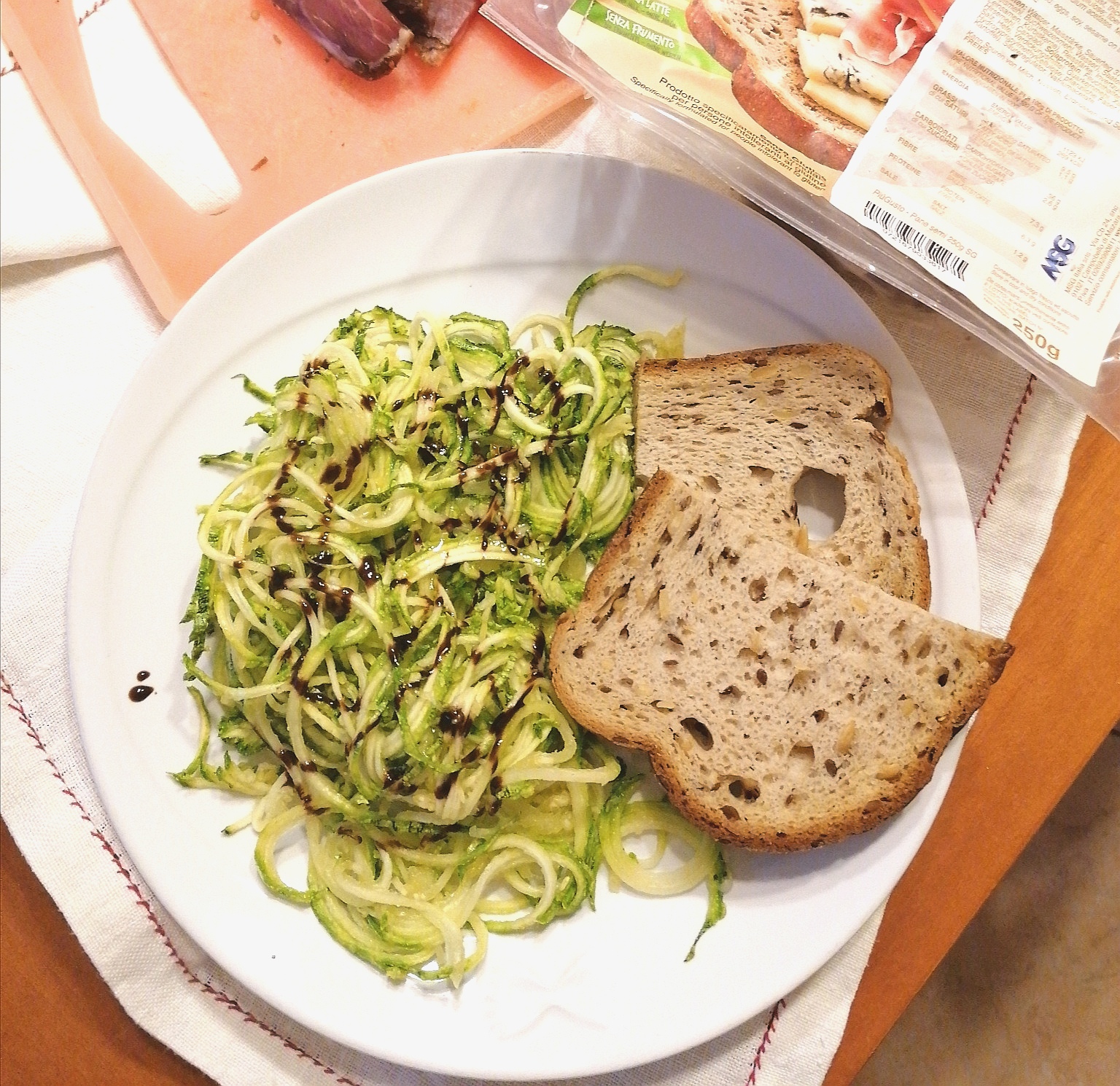 Spaghetti di zucchine con salsa di soia