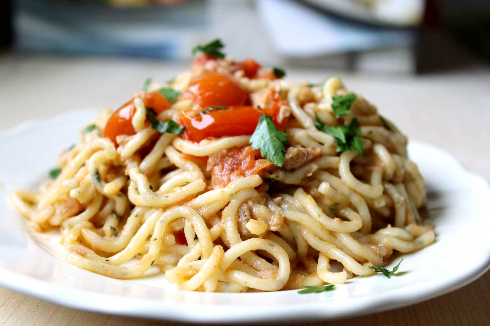 Spaghetti di zucchine con tonno e pomodorini