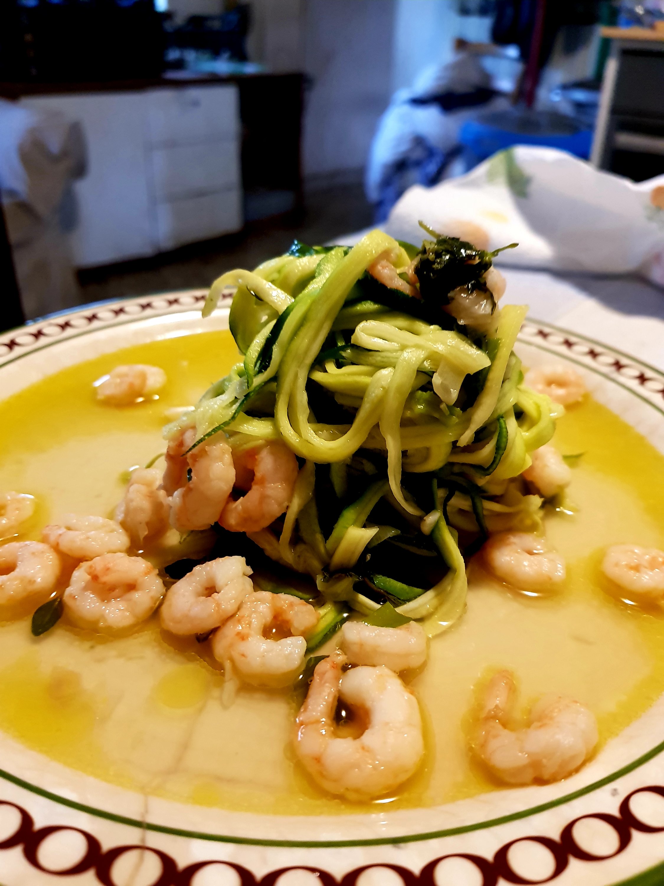 Spaghetti di zucchine e gamberetti in barattolo