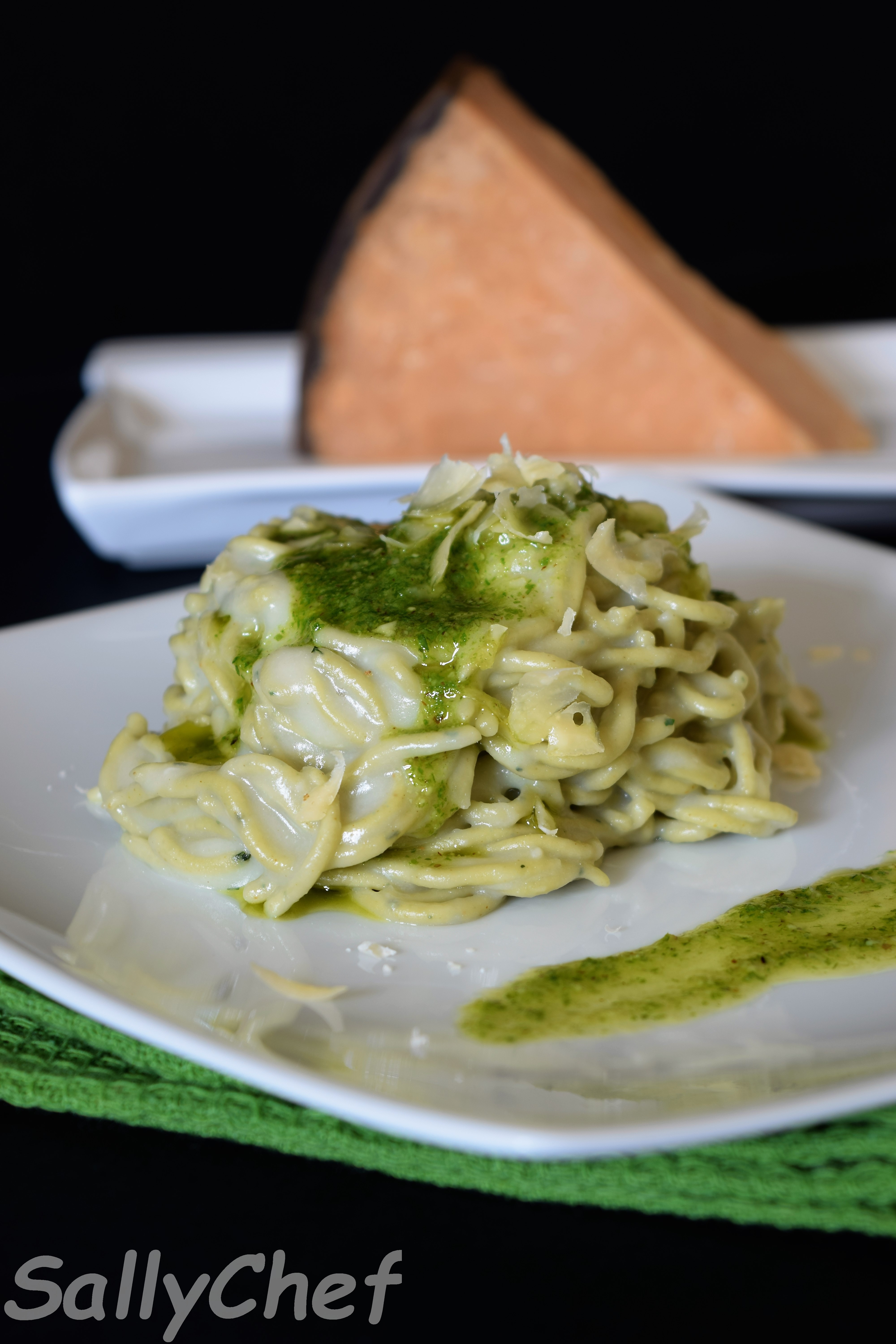 spaghetti e torta salata, sapori e ricordi al formaggio