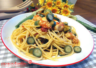 Spaghetti gamberoni, datterino, zucchinette e fiori di zucca