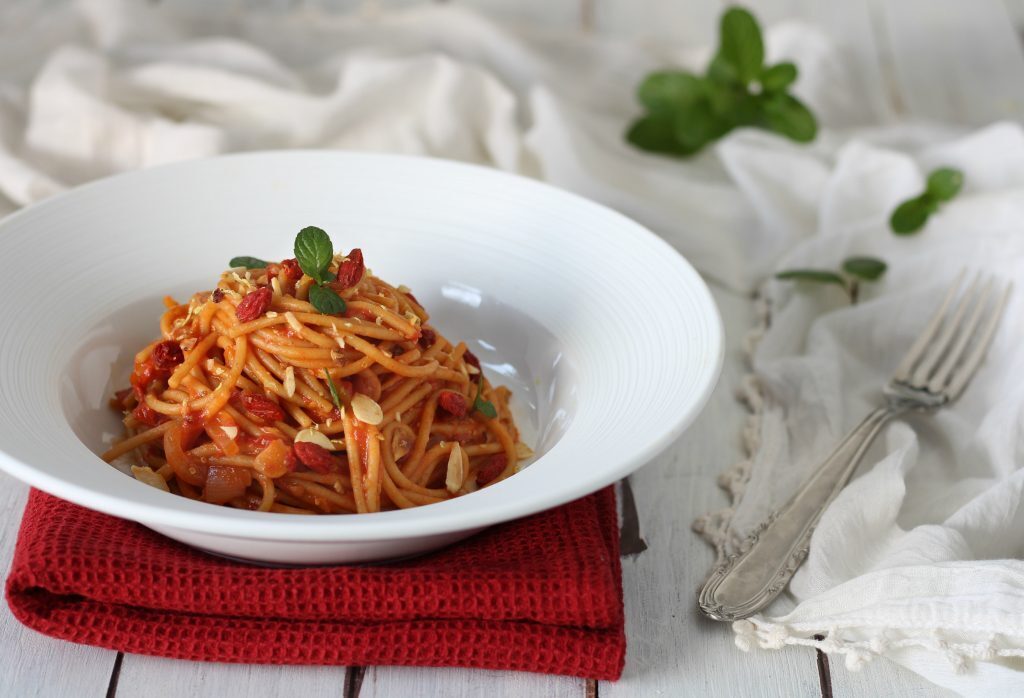 Spaghetti goji sugo di pomodoro e mandorle tostate