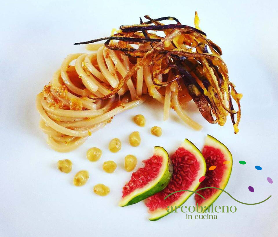 Spaghetti grano antico saragolla con crema di melanzane e salsa di fichi guarniti con listarelle croccanti di buccia di melanzana!