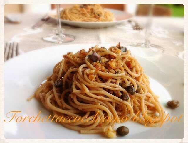 Spaghetti hansel e gretel, ovvero con acciughe, capperi e briciole dipane croccanti