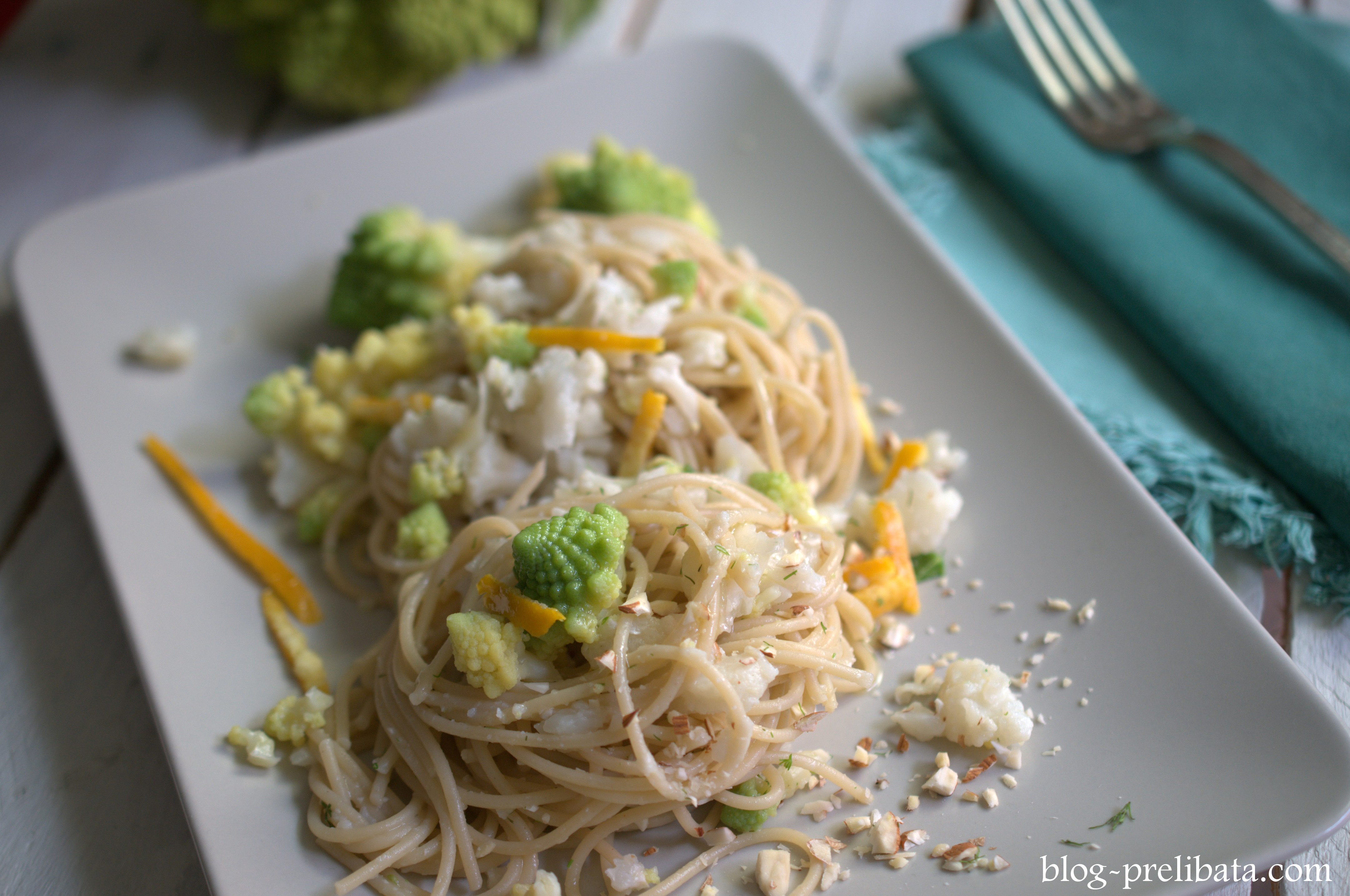 Spaghetti integrali ai due cavolfiori con salsa di mandorle e arancia