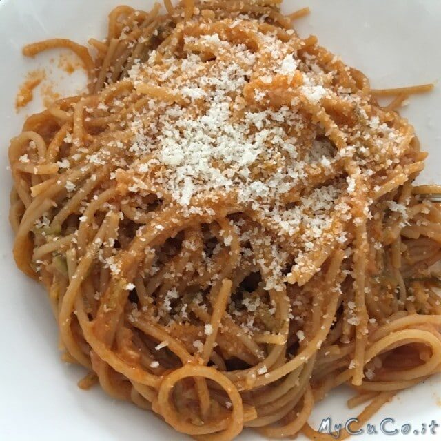 Spaghetti integrali al sugo di zucchine con il companion