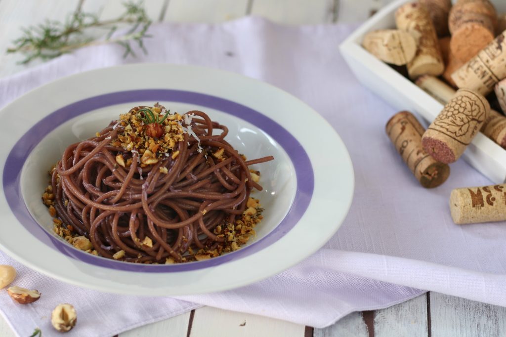 Spaghetti integrali al vino con granella croccante
