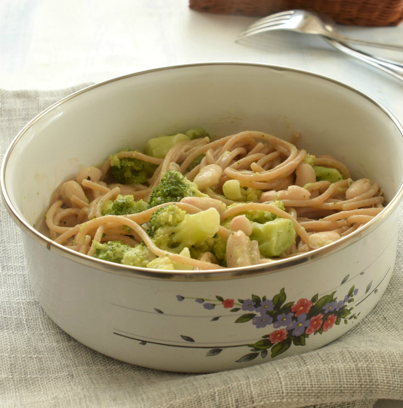Spaghetti integrali, broccoli, cannellini e acciughe