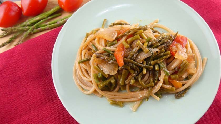 Spaghetti integrali con asparagi e pomodorini