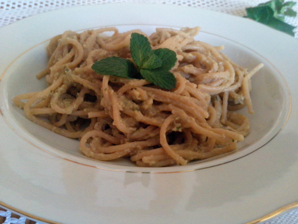 Spaghetti integrali con carciofi e menta