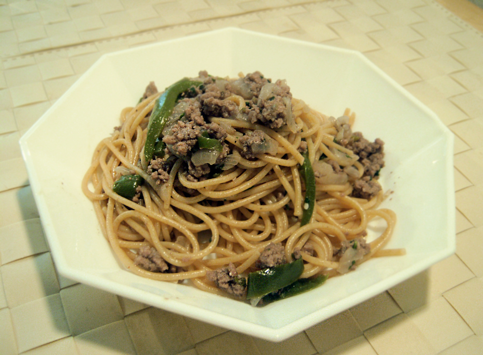 Spaghetti integrali con carne macinata e peperoni verdi