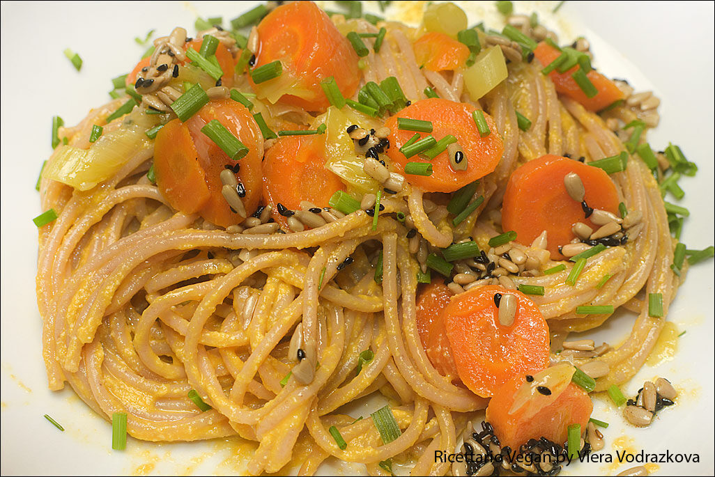 Spaghetti integrali con carote e porri speziati