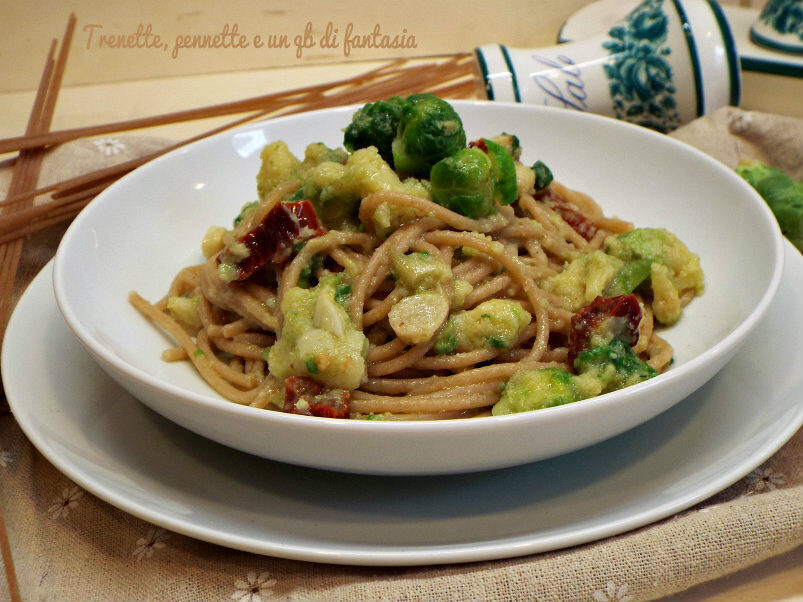 Spaghetti integrali con cavolini, broccolo e pomodorini secchi