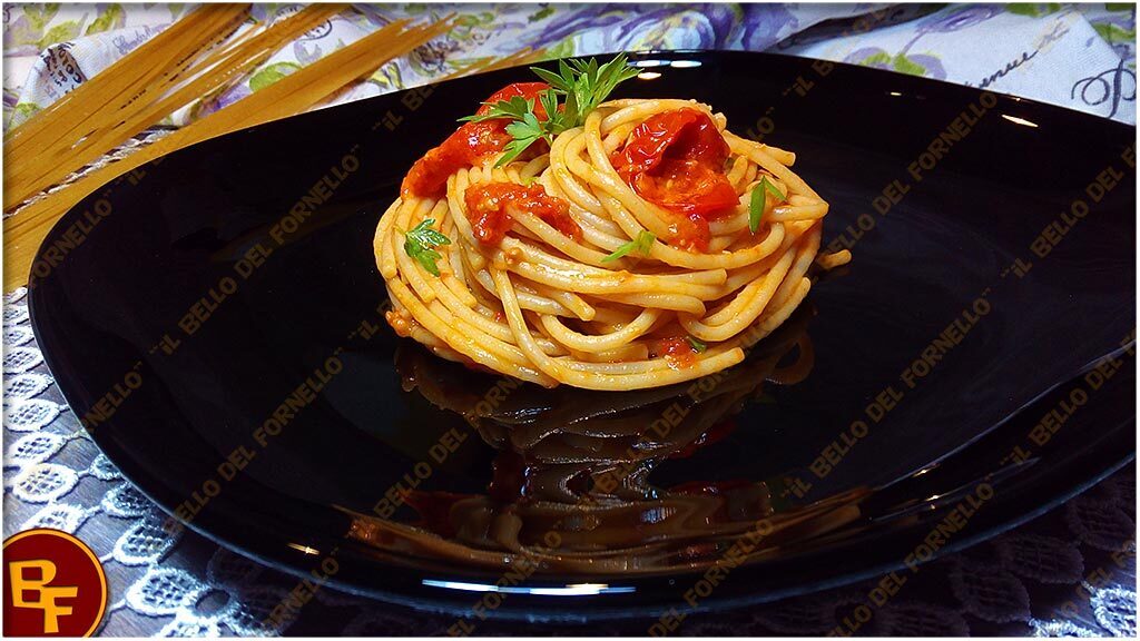 Spaghetti integrali con colatura di alici e peperoni