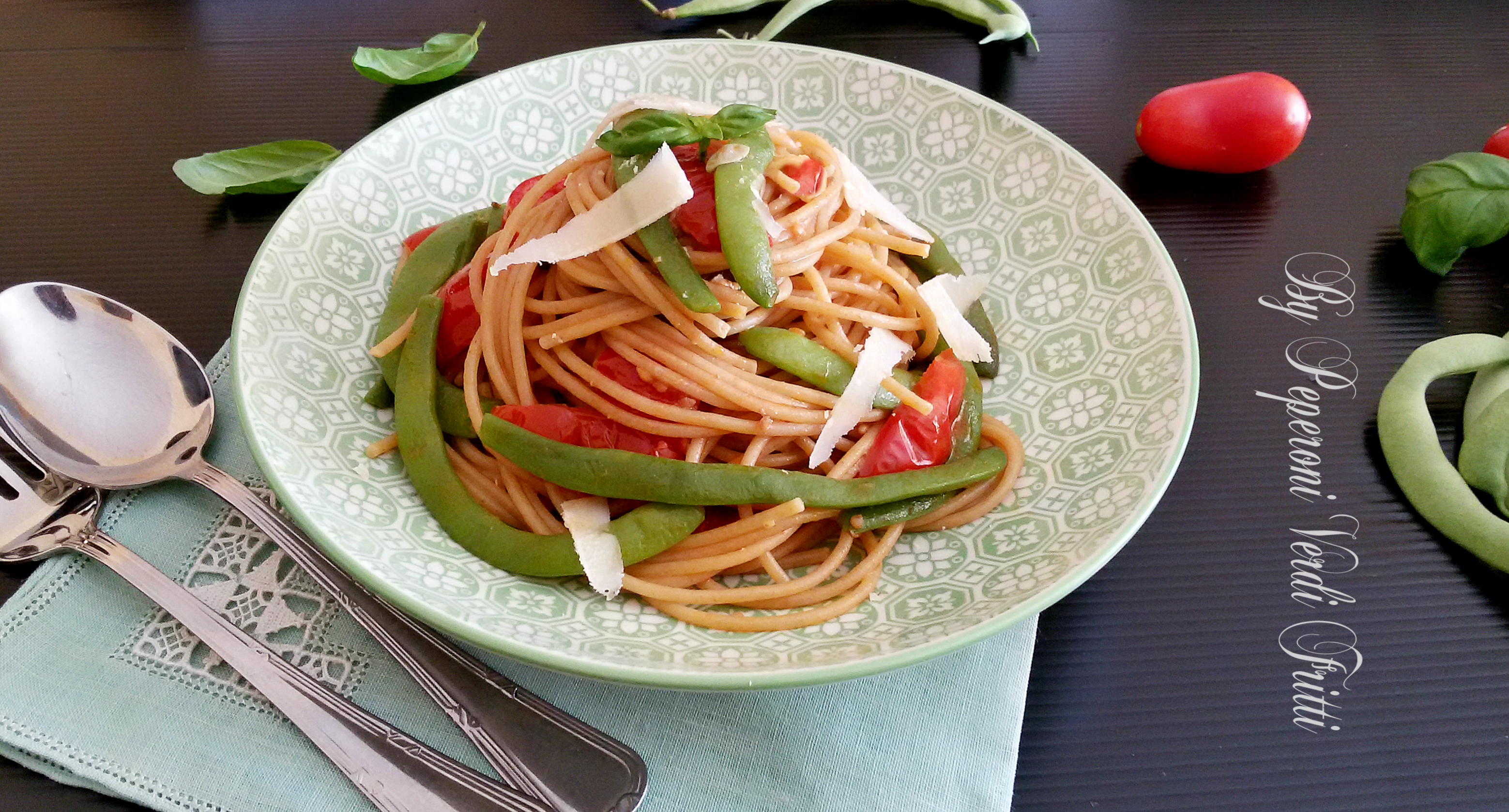 Spaghetti integrali con fagiolini e acciughe