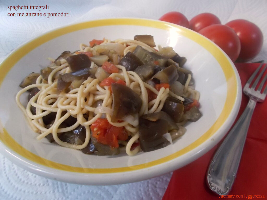 Spaghetti integrali con melanzane e pomodori