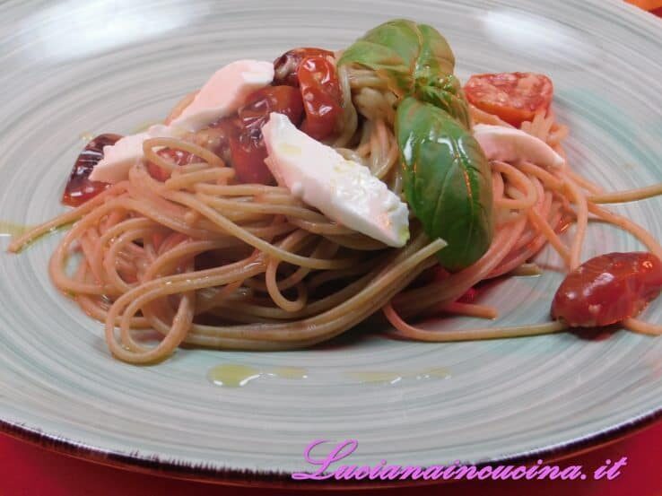 Spaghetti integrali con pomodorini mozzarella e colatura di alici