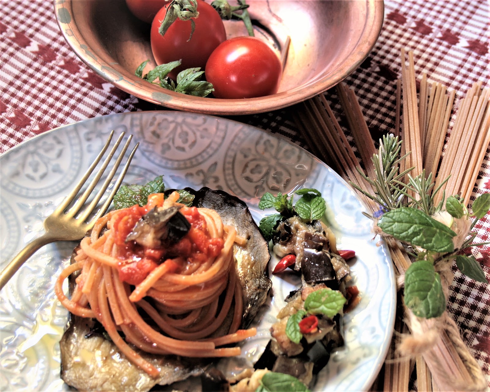 Spaghetti integrali con salsa al pomodoro e melanzane alla menta
