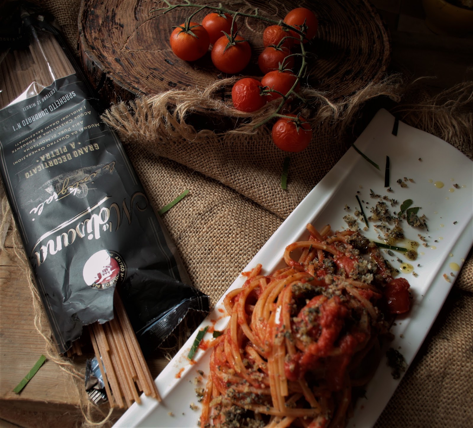Spaghetti integrali quadrati al pomodoro e pesto di erbette