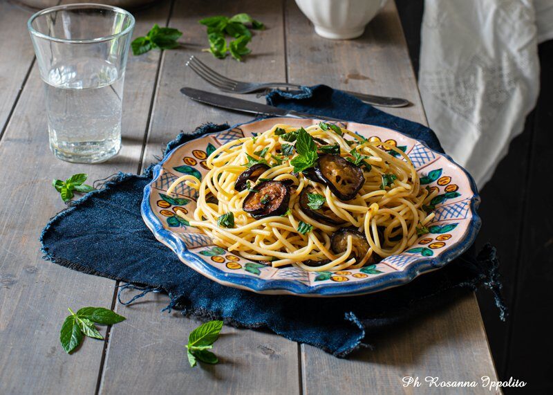 Spaghetti melanzane fritte e menta