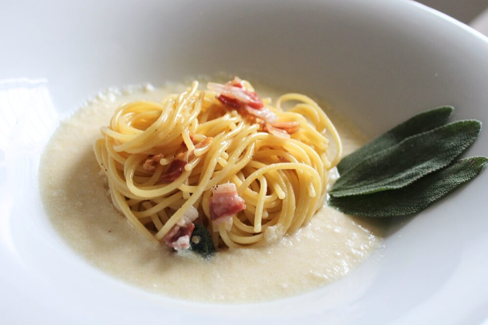 Spaghetti pancetta e salvia su crema di grana padano