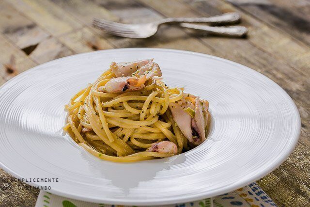 Spaghetti pesto di pistacchi e calamaretti